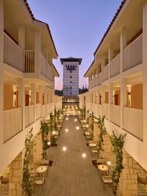 Vakara skats uz Paloma Grida viesnīcas pagalmu ar apgaismojumu.