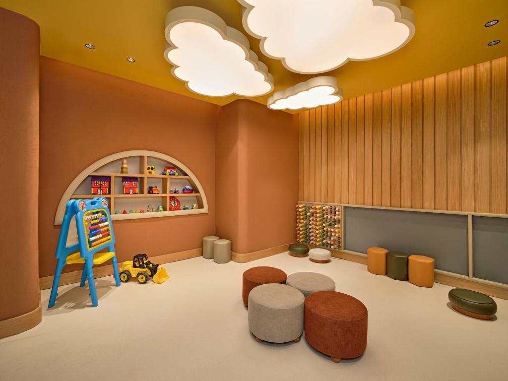 Bērnu rotaļu istaba viesnīcā Paloma Grida ar rotaļlietām un mīkstiem sēdekļiem