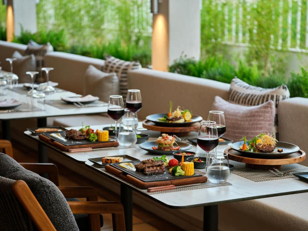 Gardēžu maltīte Paloma Grida restorānā ar skatu uz dārzu.