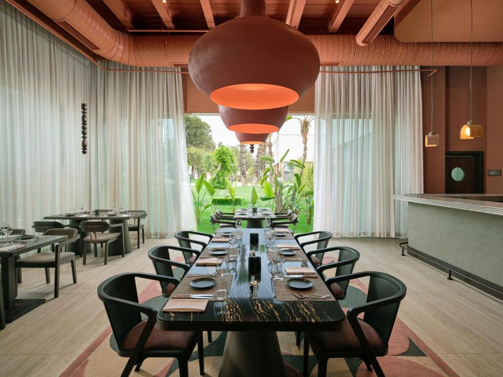 Elegants restorāns Paloma Grida viesnīcā ar modernu interjeru.