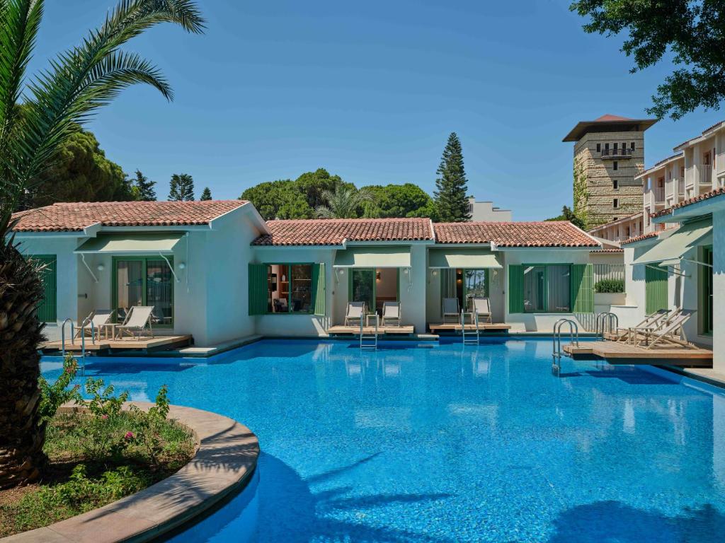 Paloma Grida baseins ar numuriem un atpūtas krēsliem.