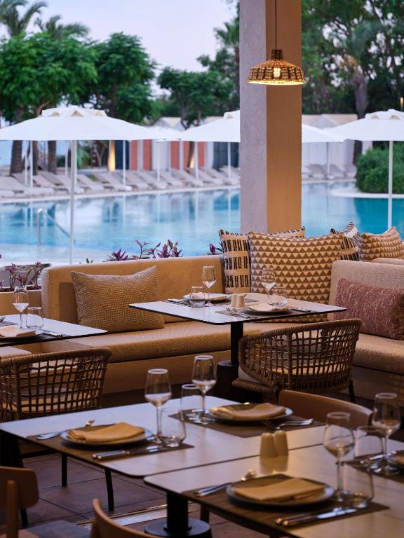 Restorāns pie baseina Paloma Grida viesnīcā.