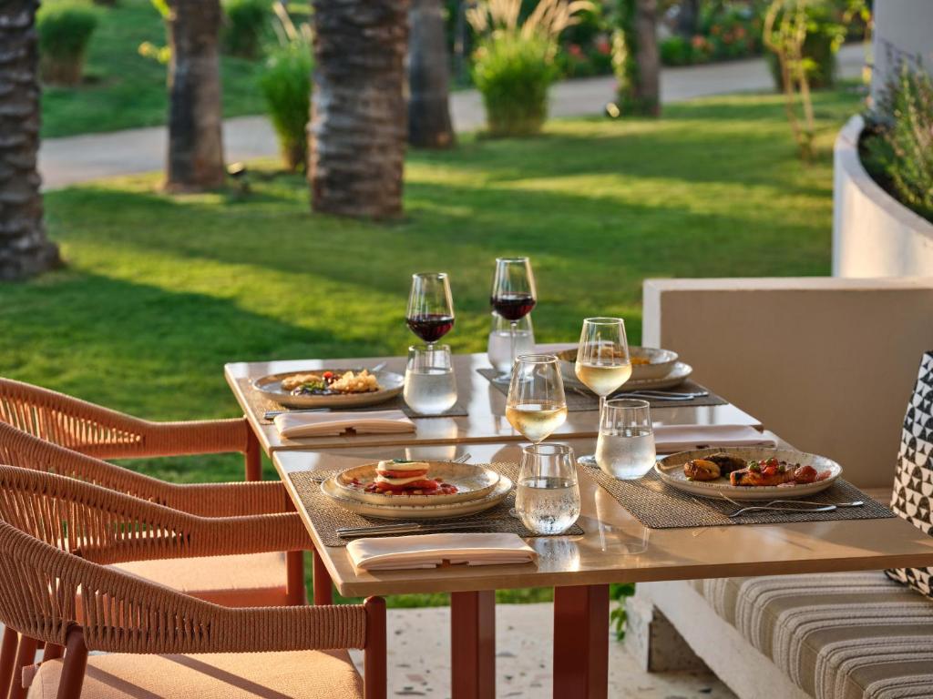 Āra ēdināšana Paloma Grida viesnīcā ar skatu uz dārzu.