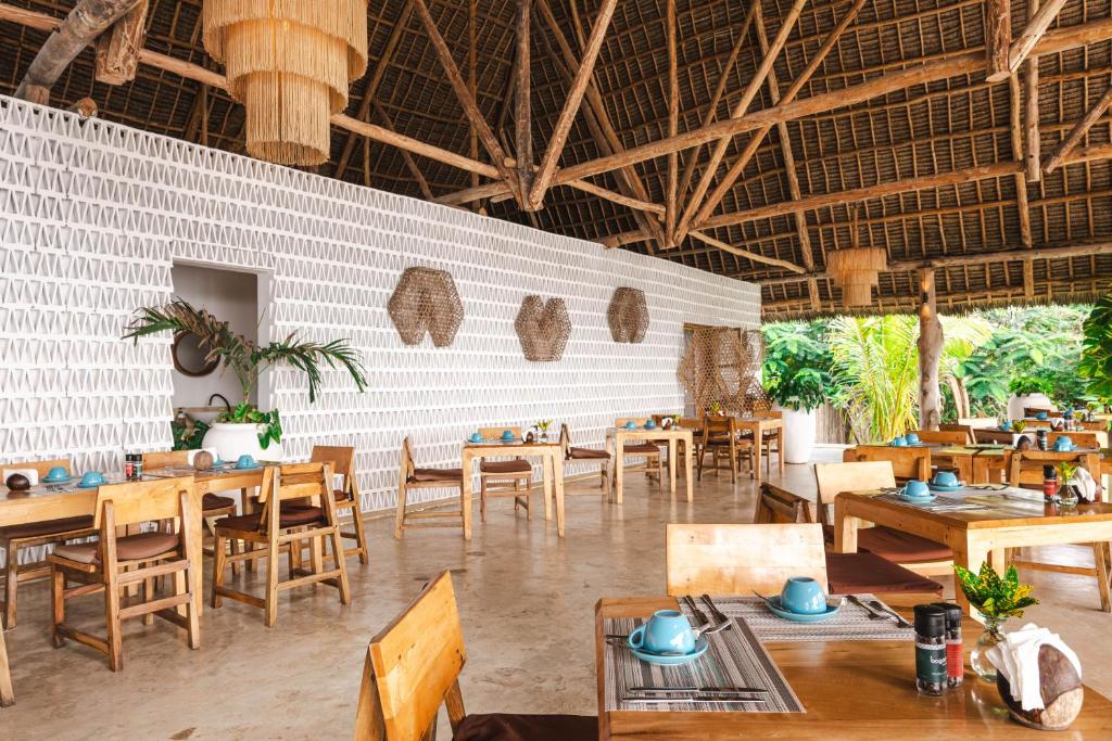 Zanbluu Beach restorāns ar dabas iedvesmotu interjeru