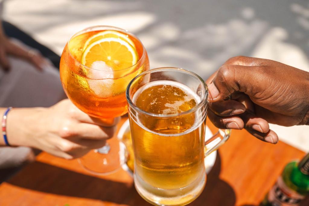 Dzērienu tosti Zanbluu Beach pie pludmales.