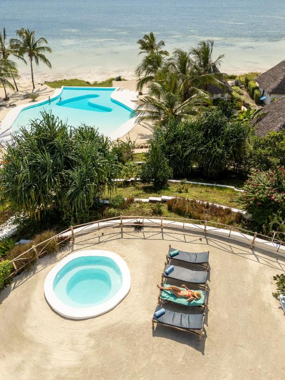 Zanbluu Beach skats uz baseinu un piekrasti