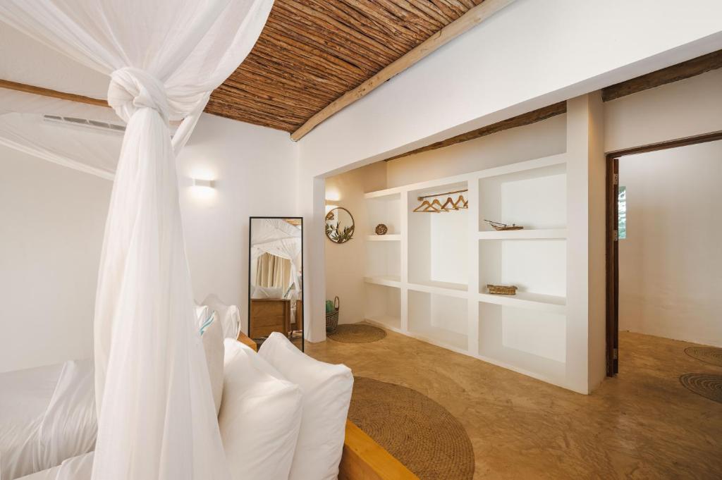 Gaišs un elegants numurs Zanbluu Beach viesnīcā.