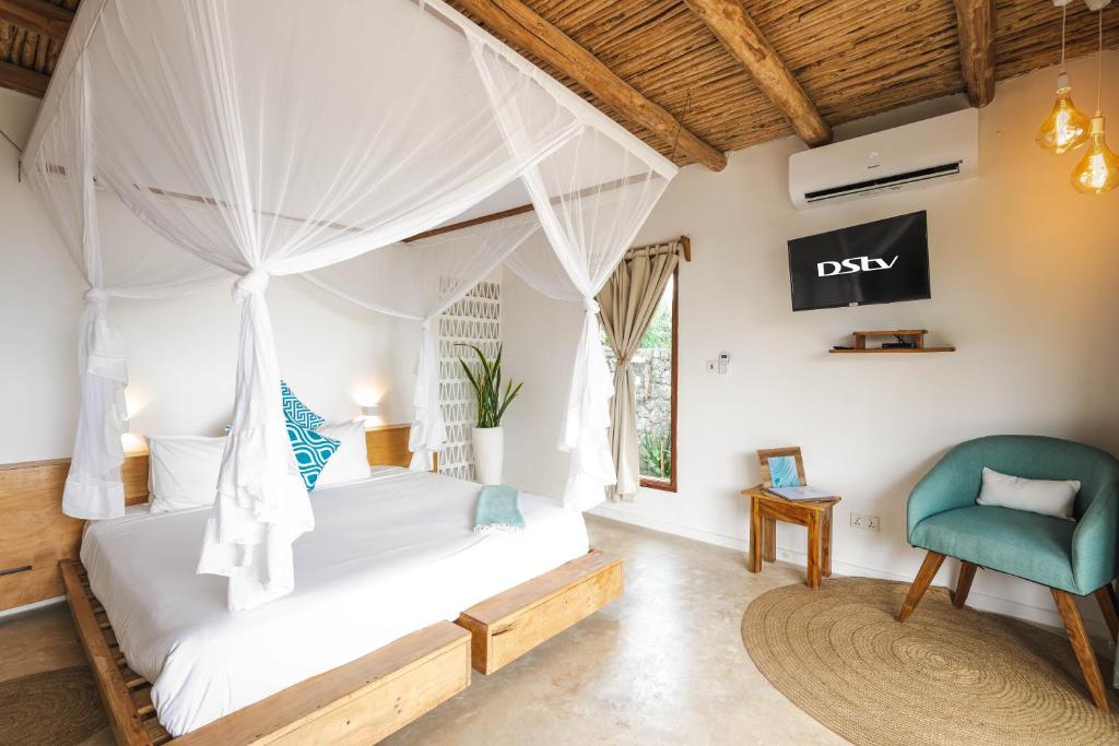 Zanbluu Beach viesnīcas numurs ar koka griestiem un tīklu gultu