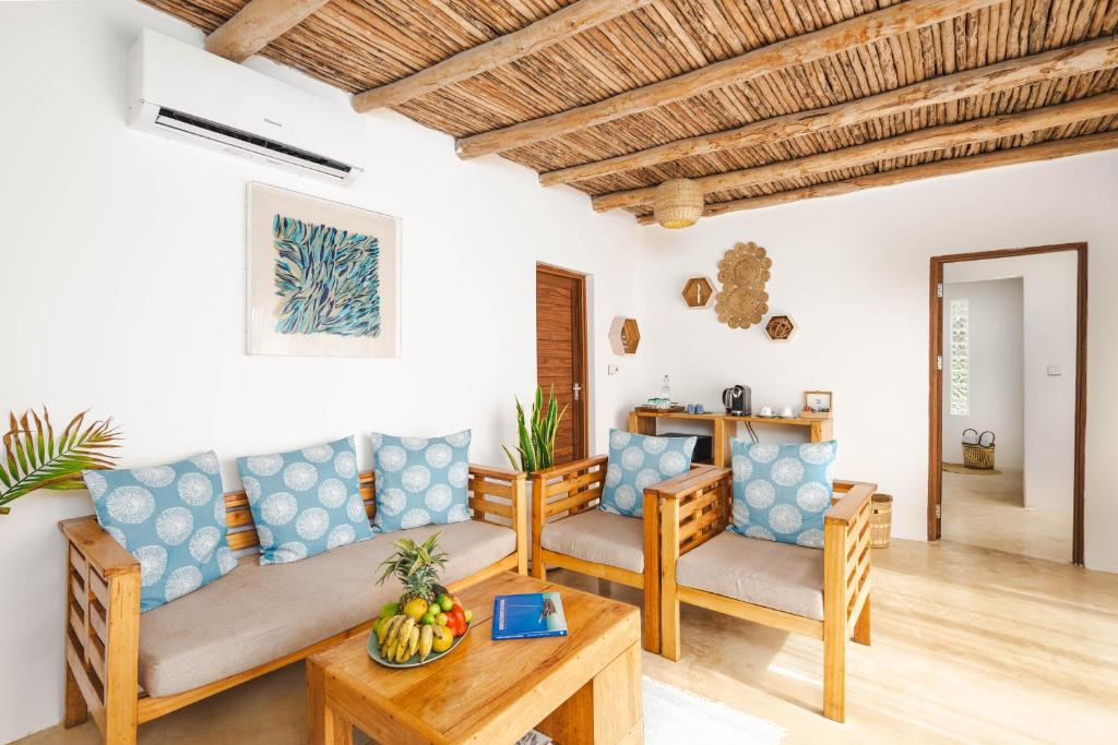 Zanbluu Beach viesnīcas numurs ar koka mēbelēm un mājīgu interjeru