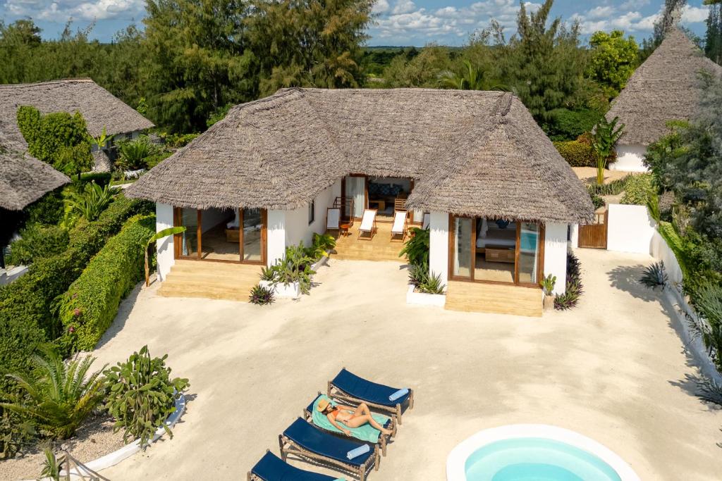 Pludmales villa ar baseinu Zanbluu Beach viesnīcā.