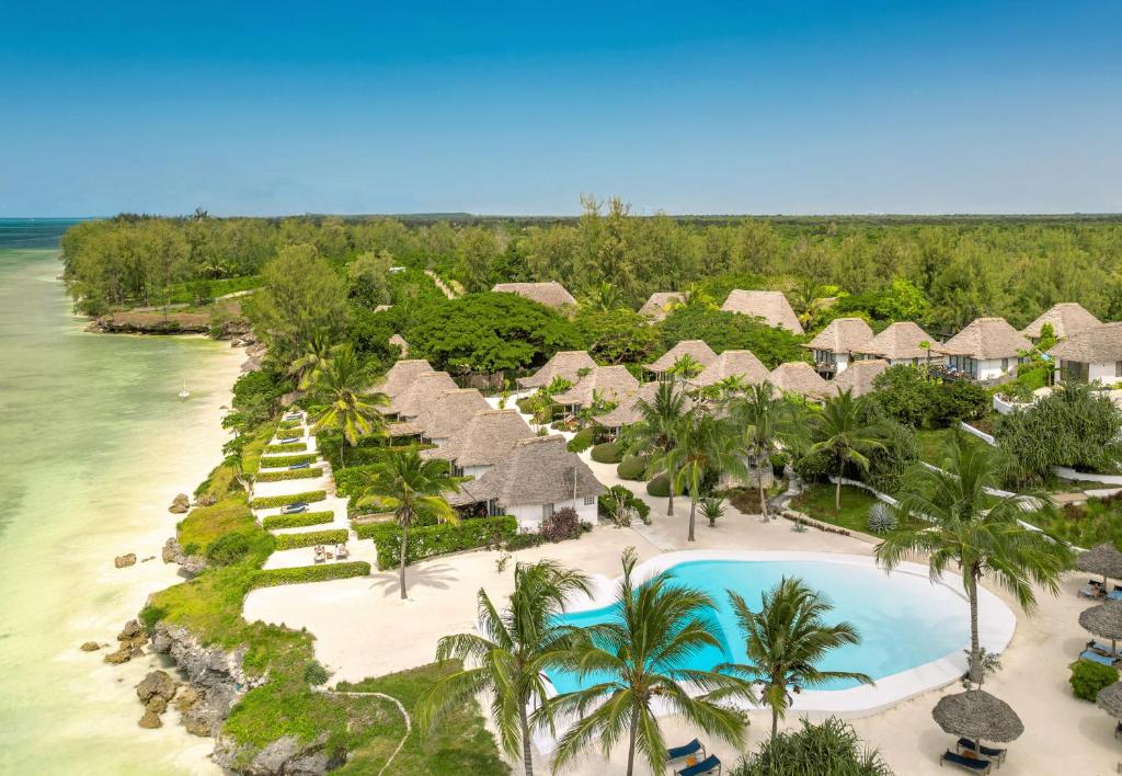 Zanbluu Beach viesnīca pie jūras ar baseinu un tropu dārziem.