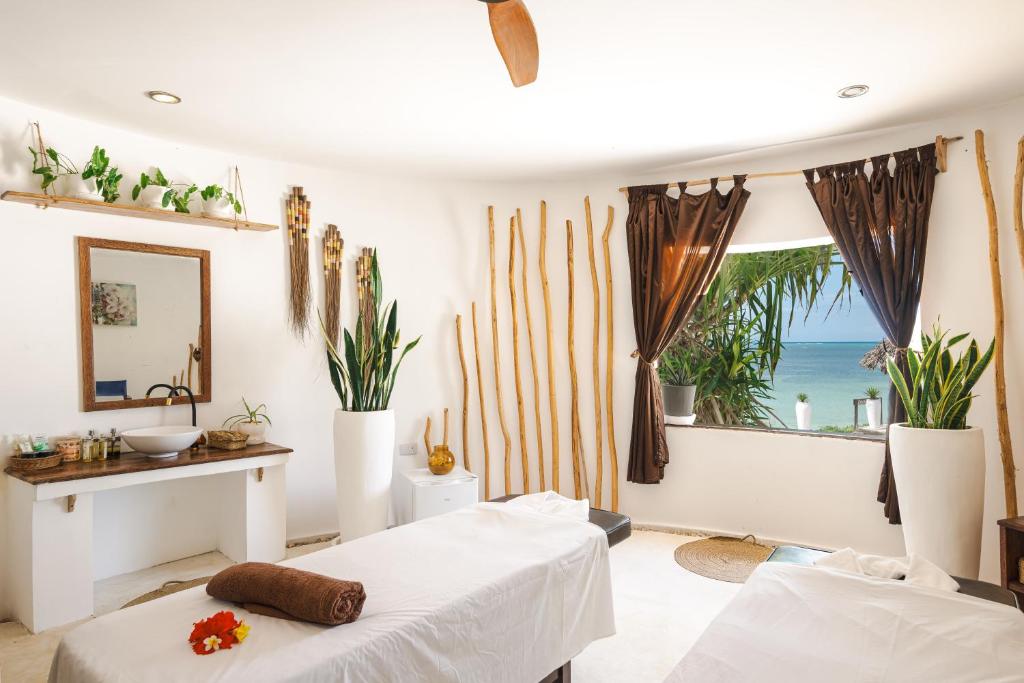 Relaksējoša spa telpa Zanbluu Beach viesnīcā ar skatu uz okeānu.