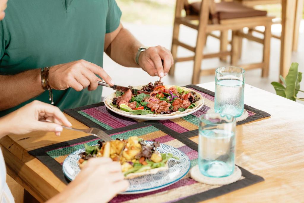 Gardi ēdieni Zanbluu Beach restorānā.