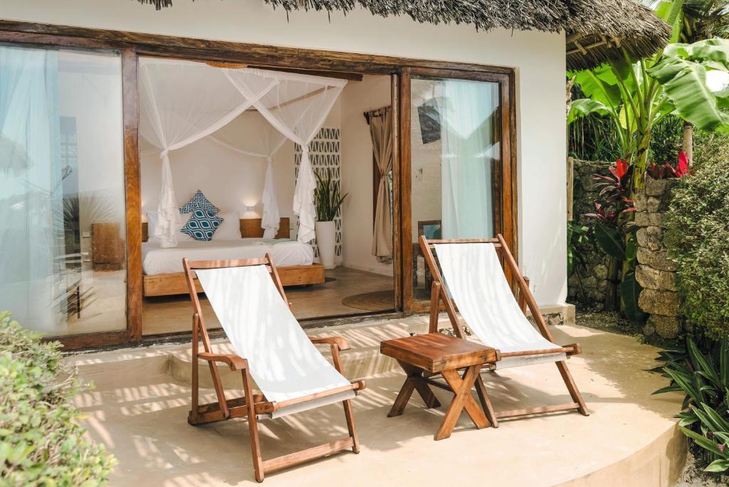 Zanbluu Beach bungalo ar terasi un atpūtas krēsliem