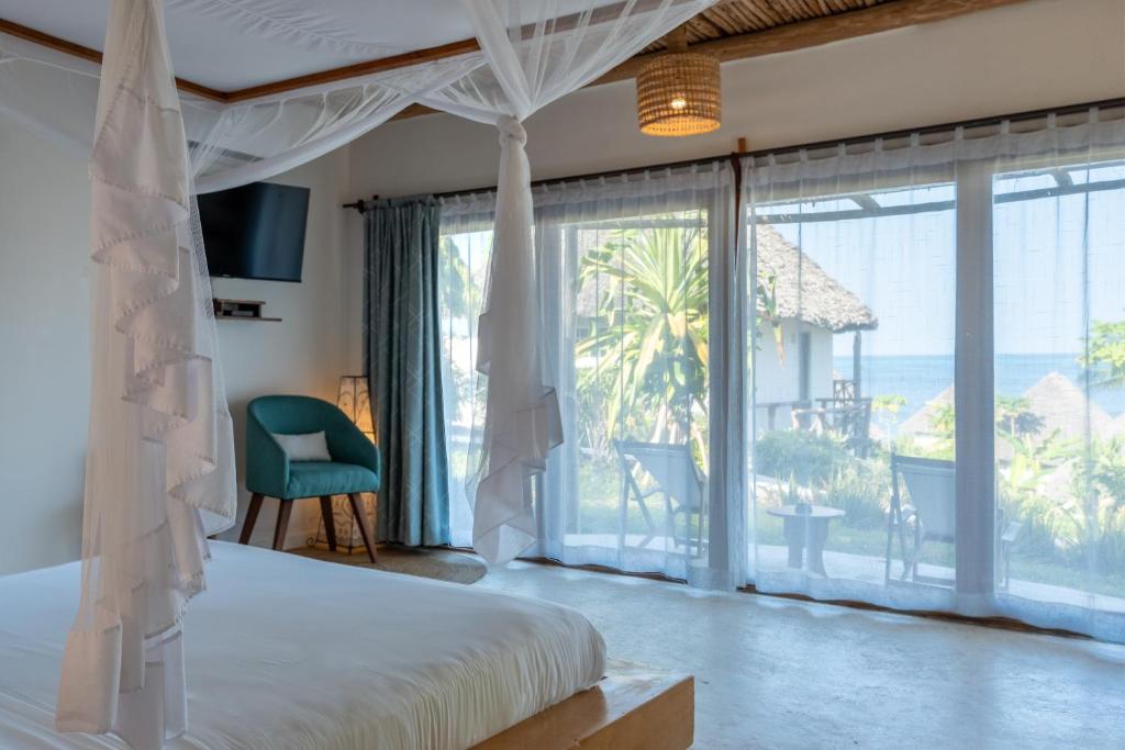 Zanbluu Beach numurs ar skatu uz okeānu un balkonu.