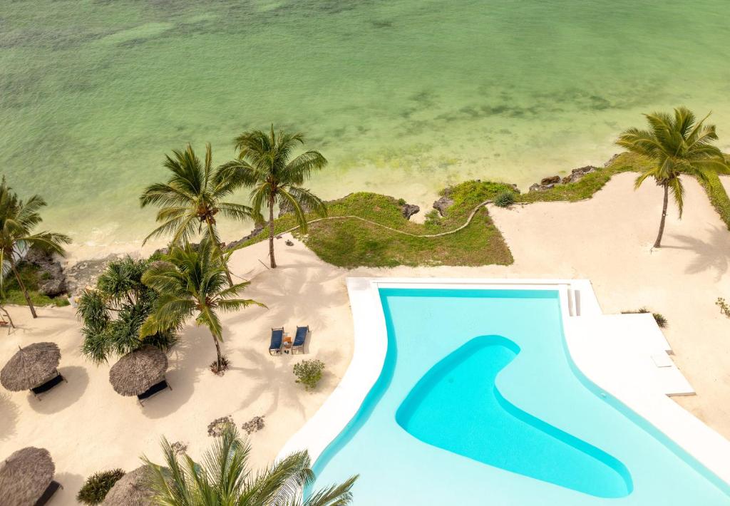 Zanbluu Beach viesnīca ar baseinu un pludmali piekrastē.