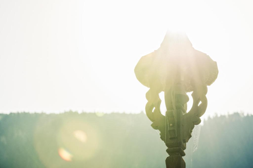 Saules gaismas apgaismotais objekts ar izsmalcinātu dizainu un kalnu fona. Daba un arhitektūra apvienojas harmonijā.