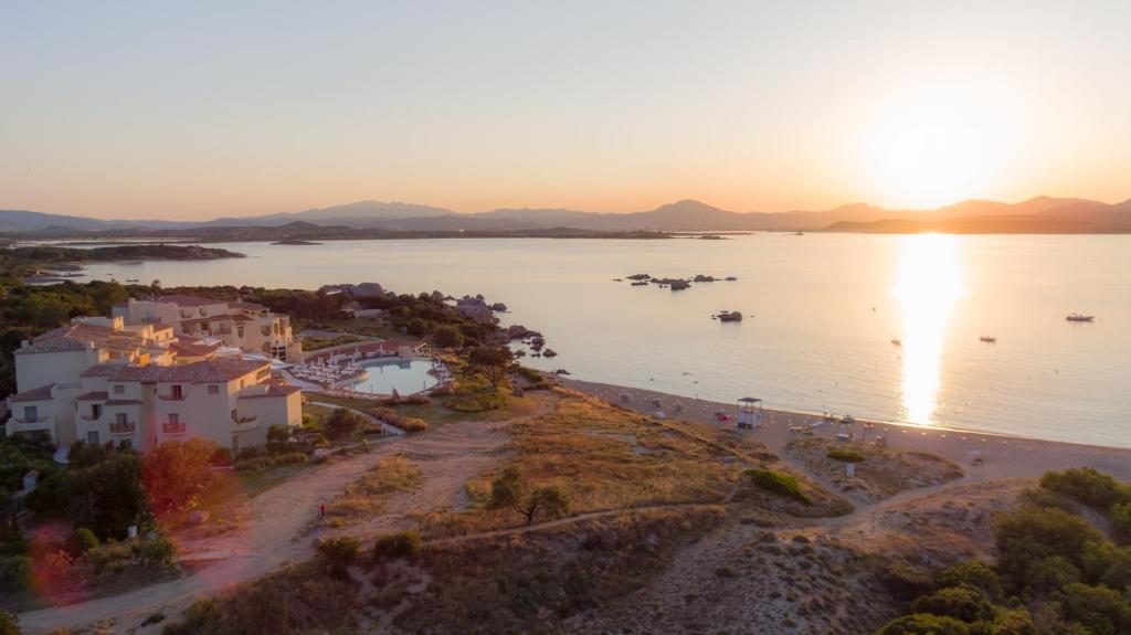 Cala Cuncheddi piekrastes skats saulrietā