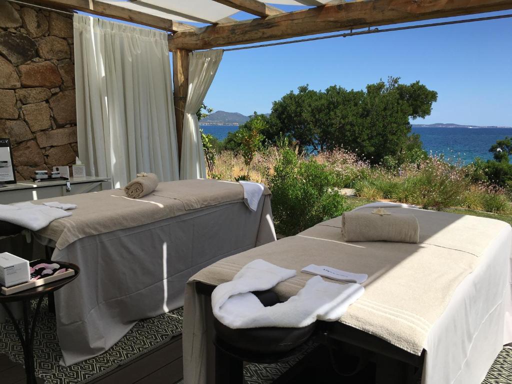 Spa procedūras ar skatu uz jūru viesnīcā Cala Cuncheddi.