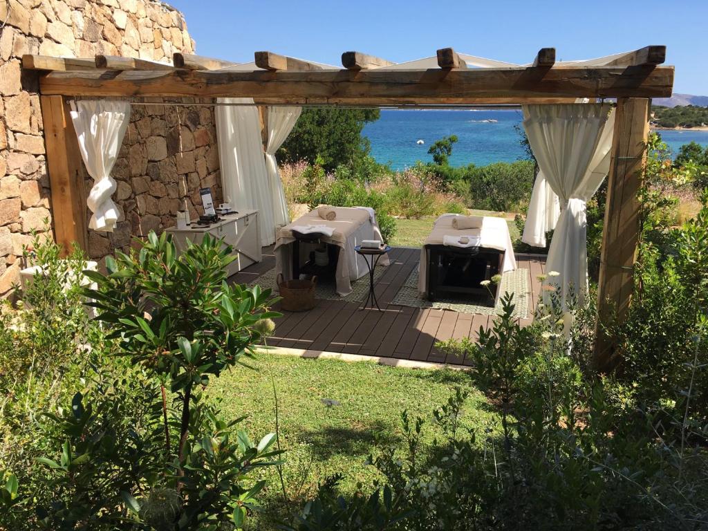 Āra spa zona pie Cala Cuncheddi ar skatu uz jūru