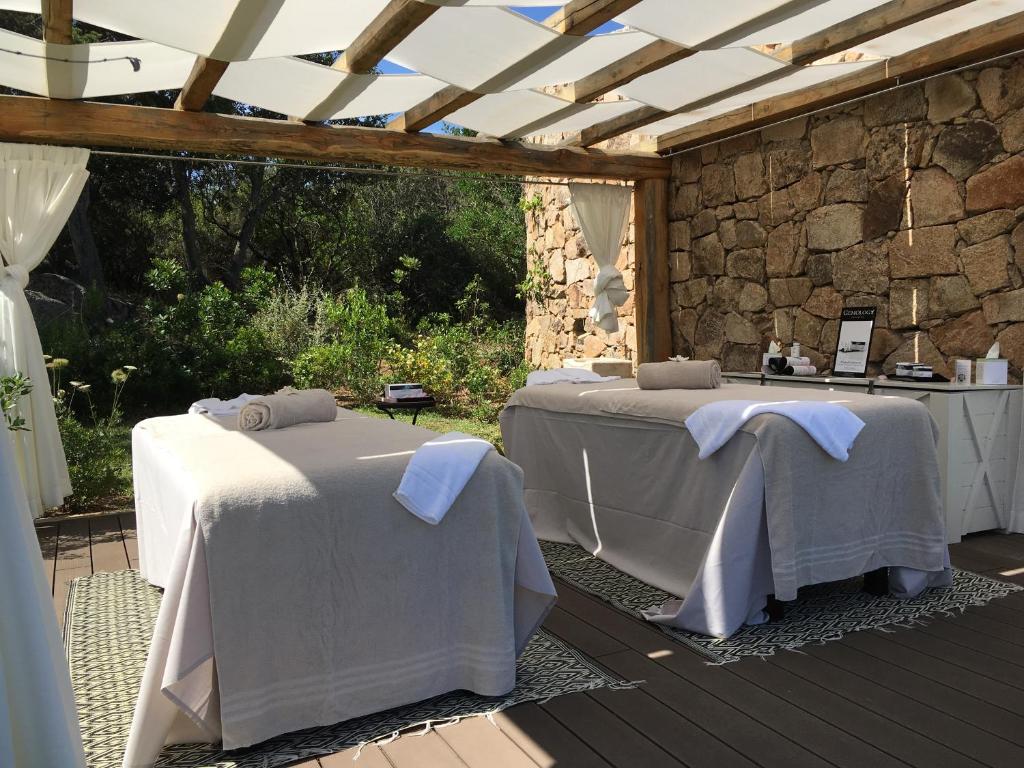Āra spa zona viesnīcā Cala Cuncheddi ar masāžas galdiem.