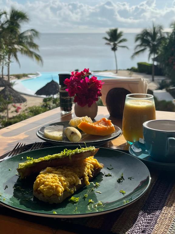 Brokastis ar skatu Zanbluu Beach piekrastē