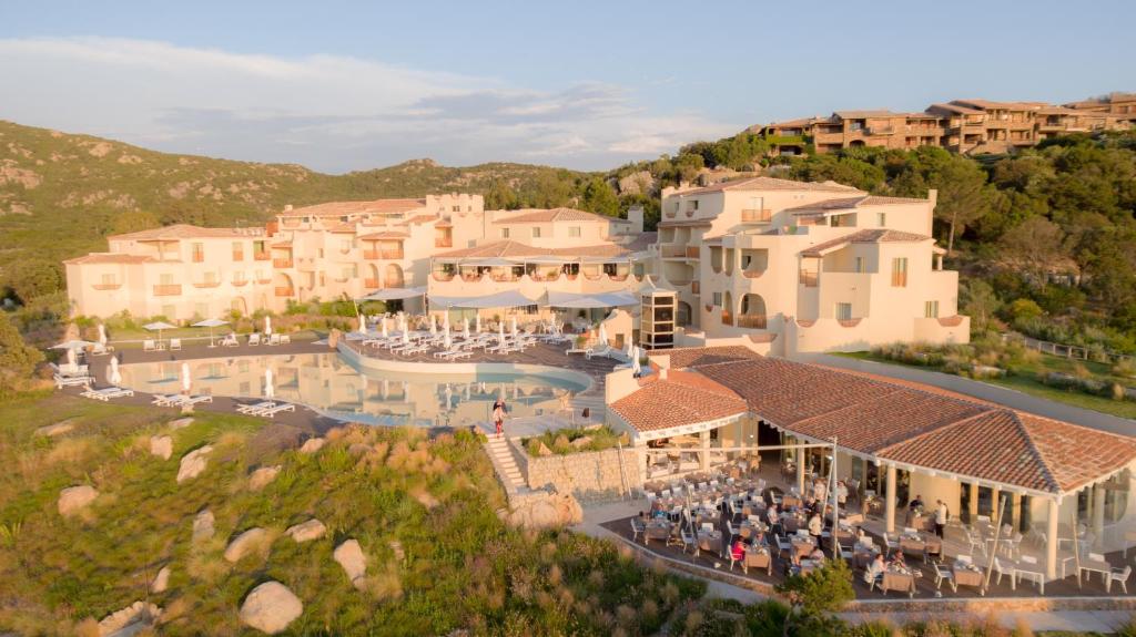 Viesnīca Cala Cuncheddi piekrastē ar baseinu un terasi.