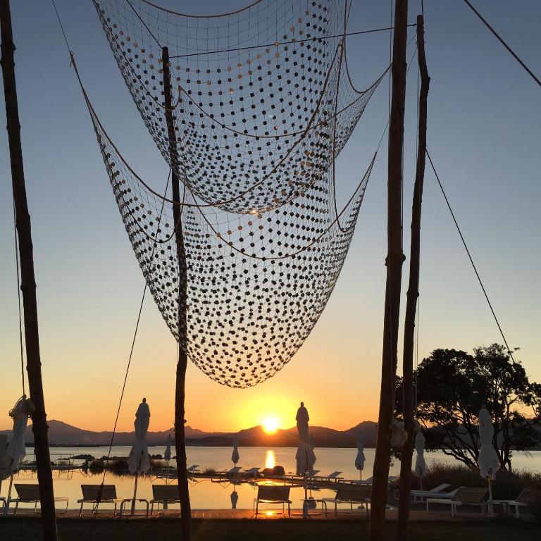 Viesnīca Cala Cuncheddi pie jūras saulrietā