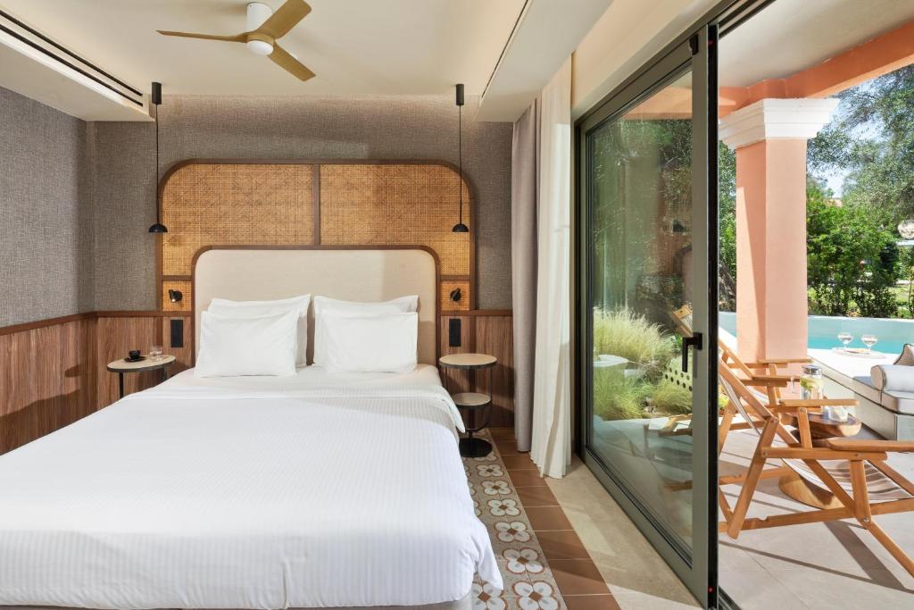 Numurs ar terasi un baseinu Sentido Apollo Palace.