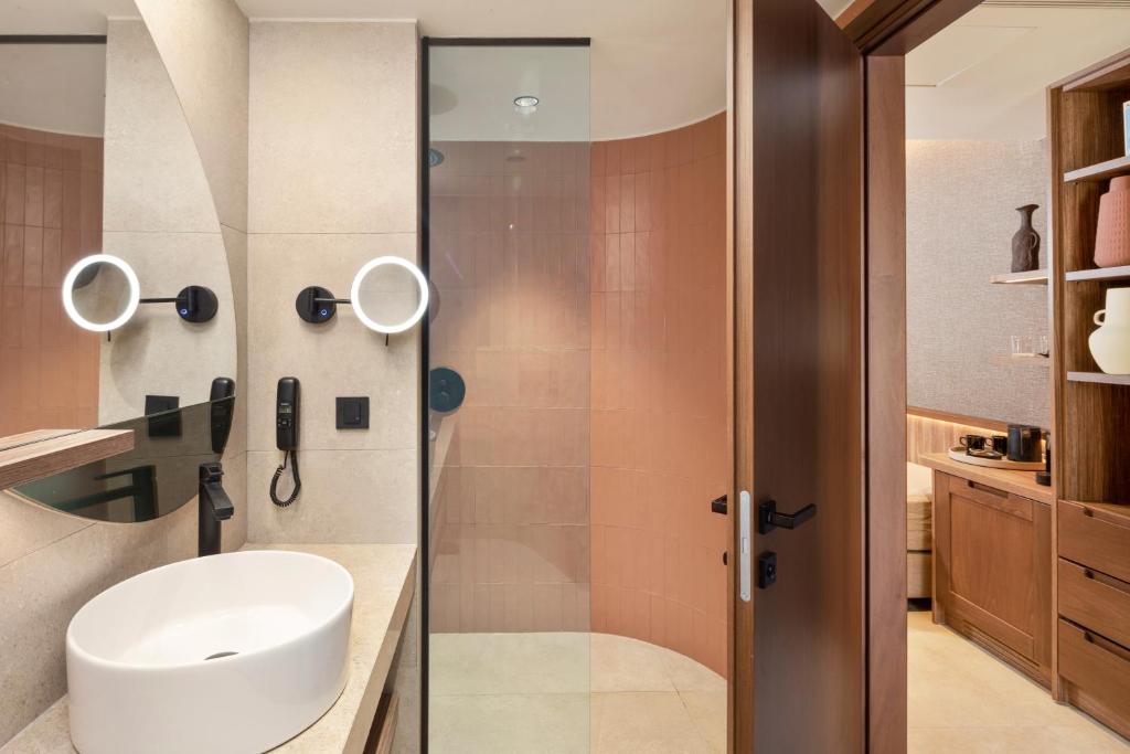 Sentido Apollo Palace vannas istaba ar modernu dizainu