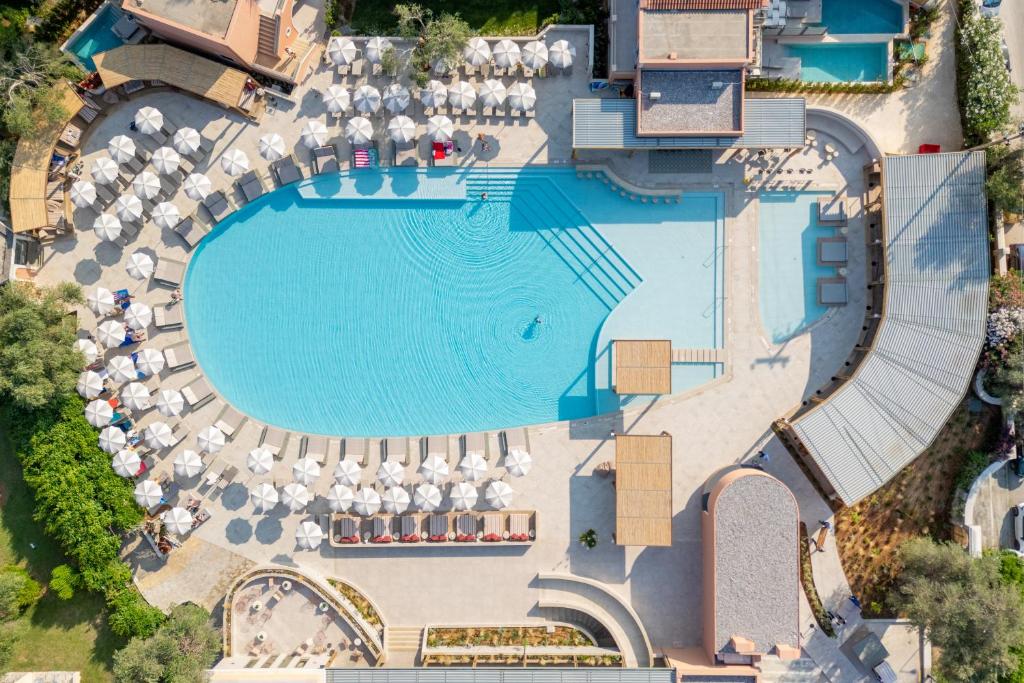 Sentido Apollo Palace baseins ar saulessargiem un atpūtas zonām.