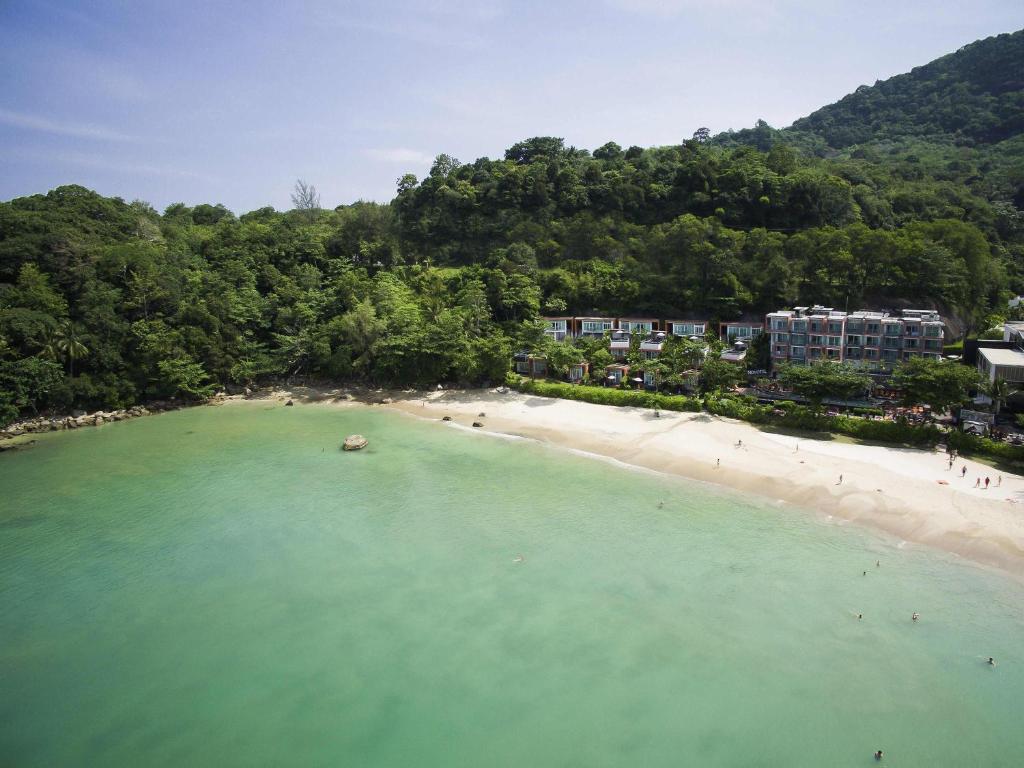 Novotel Phuket Kamala Beach piekrastes skats ar pludmali un jūru