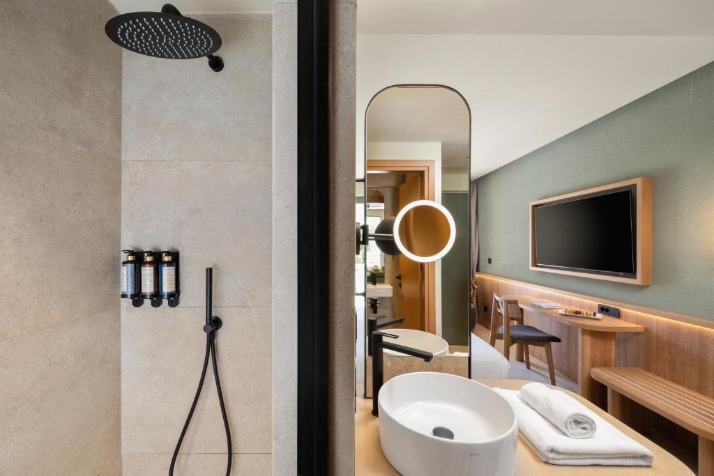 Sentido Apollo Palace moderna vannas istaba ar dušu un izlietni