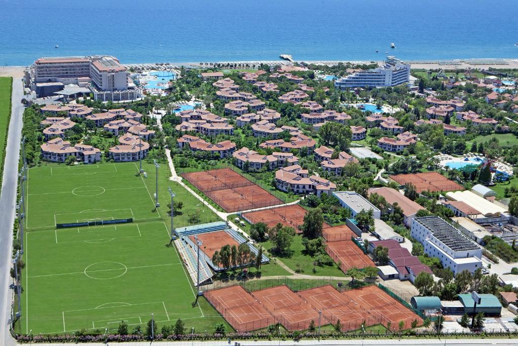 Apskatāms kūrorts pie jūras ar viesnīcām, baseiniem un sporta laukumiem, tostarp futbola un tenisa kortiem. Zaļā teritorija apvieno atpūtu un aktīvas izklaides iespējas.