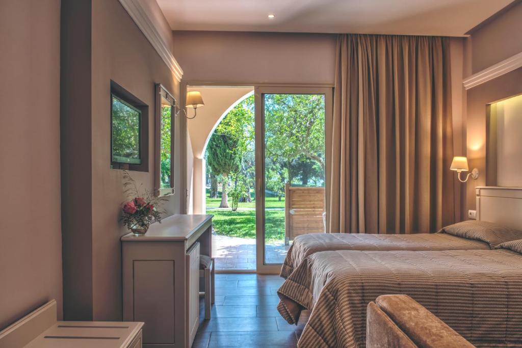 Mūsdienīgs viesnīcas numurs ar diviem gultām, kurā ir plaša terase, kas ved uz zaļo dārzu. Interjers ir gaišs un elegants, ar iedvesmojošu skatu uz dabu.