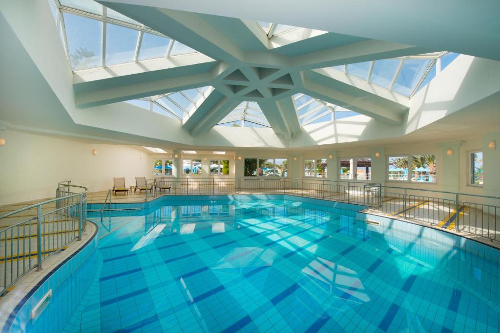 Iberostar Waves Creta Panorama & Mare iekštelpu baseins ar stikla jumtu