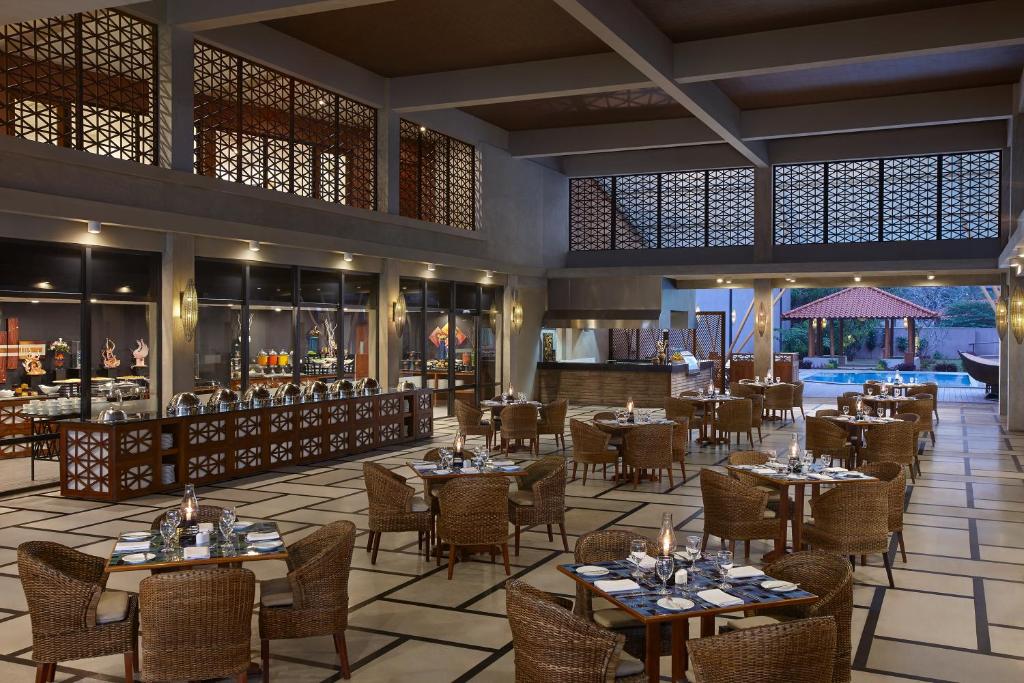 Cinnamon Bey restorāns ar elegantu interjeru un āra skatu.