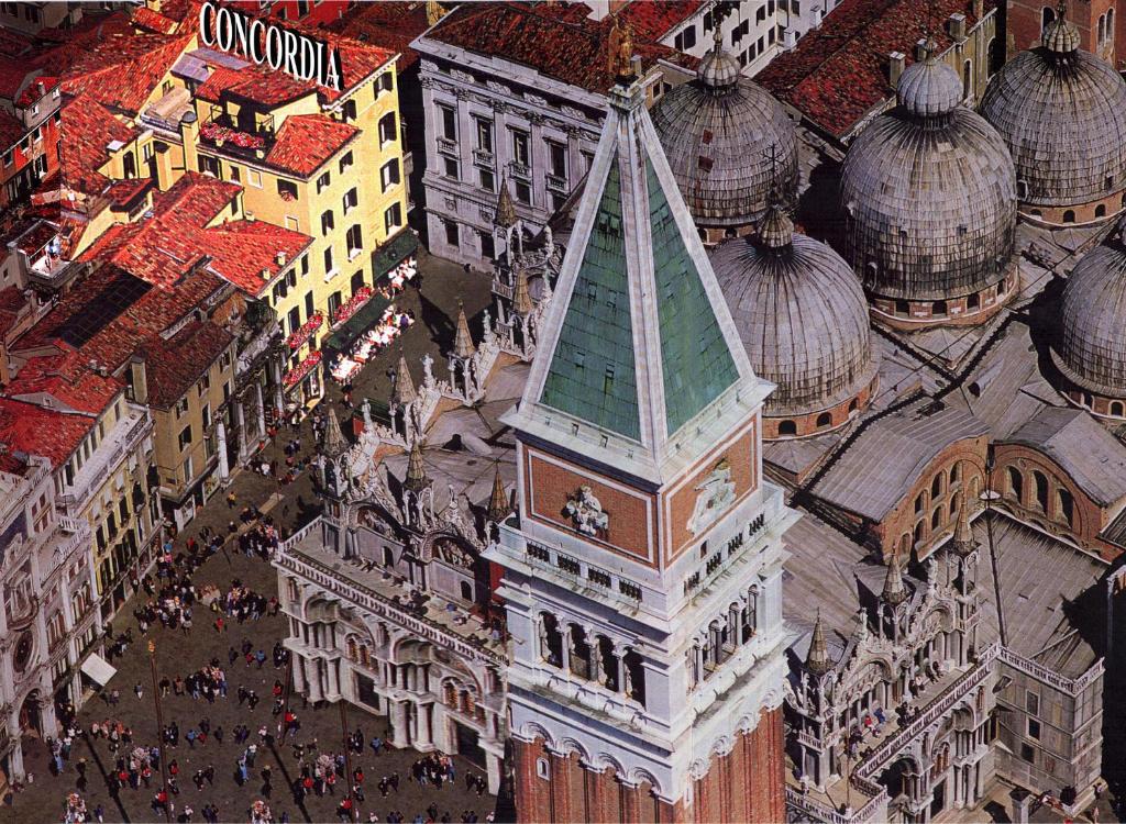Venēcijas arhitektūras elementi no gaisa, tajā skaitā slavenā San Marka zvanu torņa un kupola struktūras, kas rotā pilsētas ainavu.