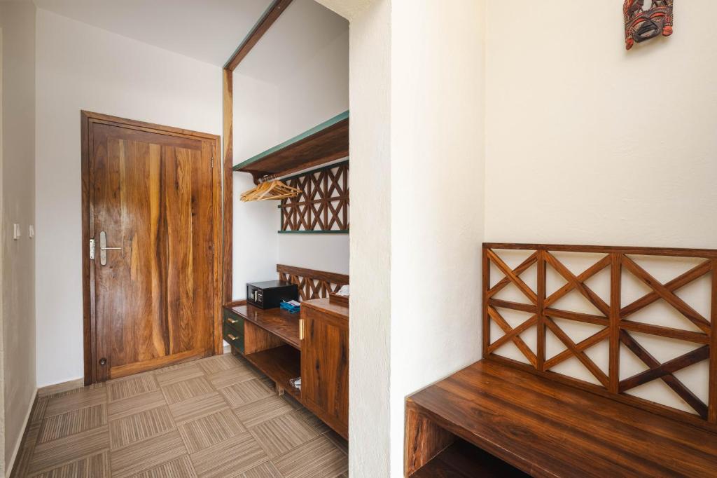 Zanzibar Queen viesnīcas numura koka interjera dizains.