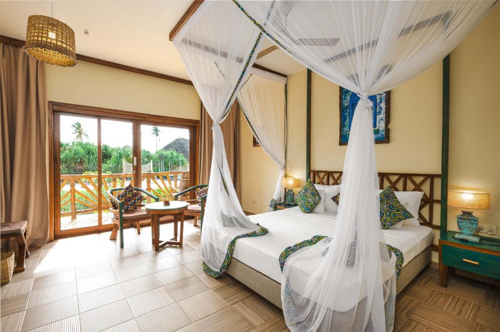 Numurs ar skatu uz dārzu Zanzibar Queen viesnīcā.