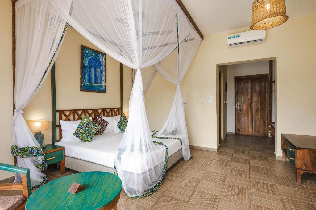 Grezns numurs ar baldahīna gultu viesnīcā Zanzibar Queen.