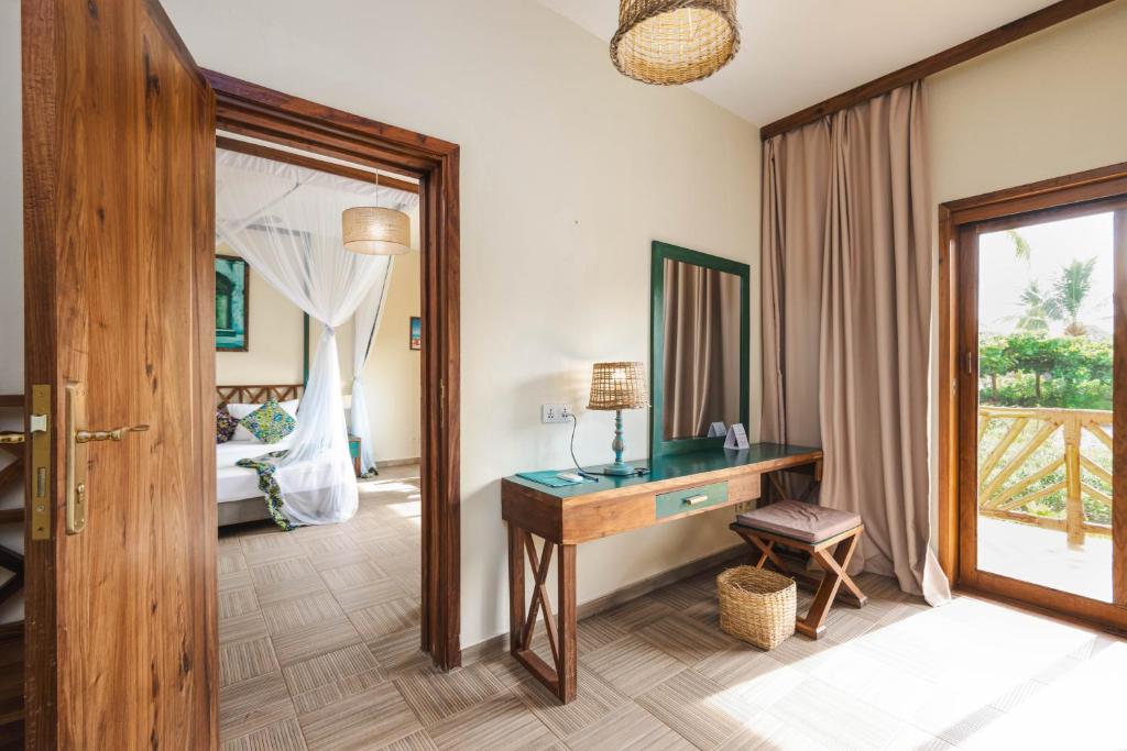 Zanzibar Queen numurs ar skatu uz dārzu.