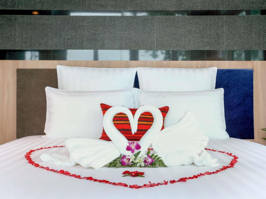 Romantisks numurs ar gulbju dvieļiem viesnīcā Novotel Phuket Kamala Beach