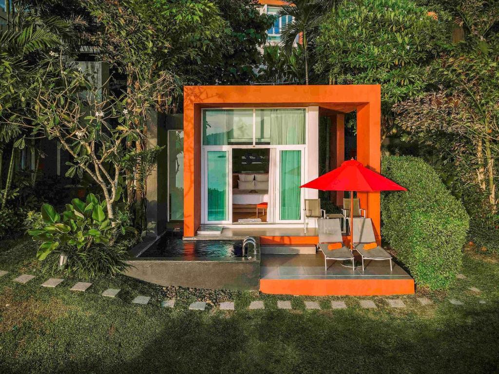 Novotel Phuket Kamala Beach privātais baseina villas numurs tropiskajā dārzā.