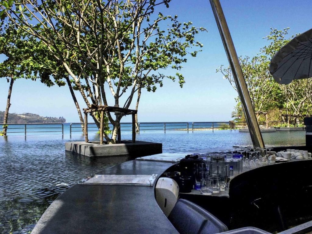 Novotel Phuket Kamala Beach baseins ar skatu uz jūru.