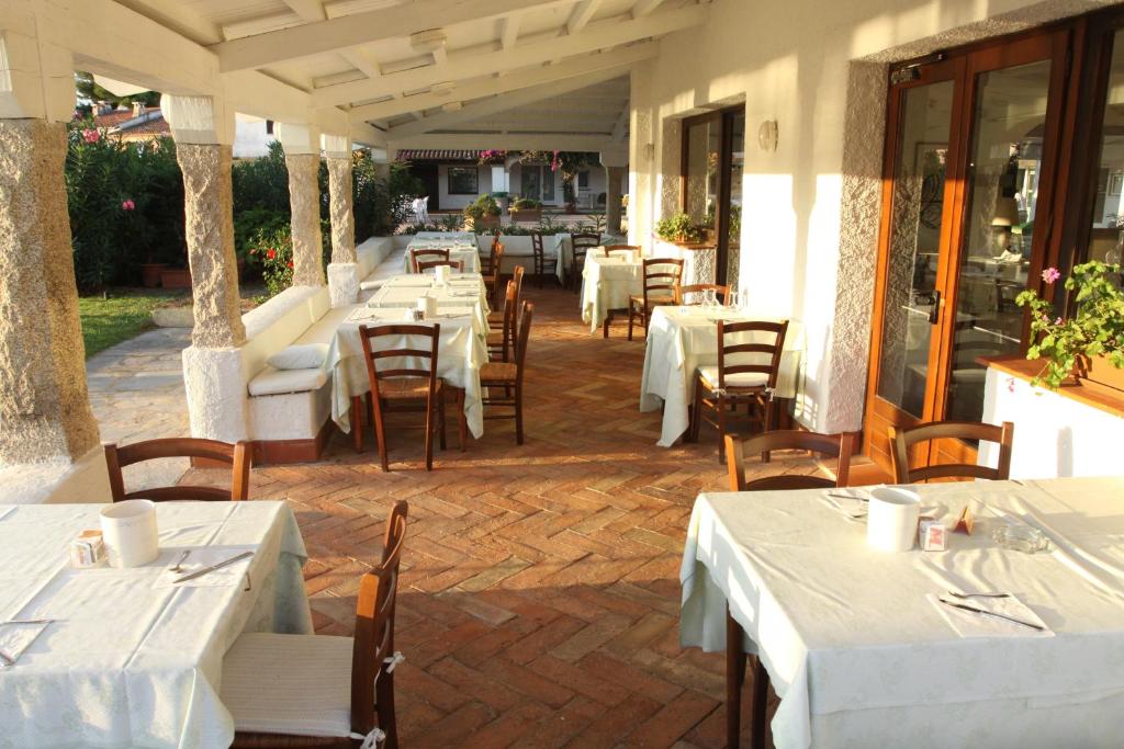 San Paolo viesnīcas terase ar ēdamgaldiem un krēsliem