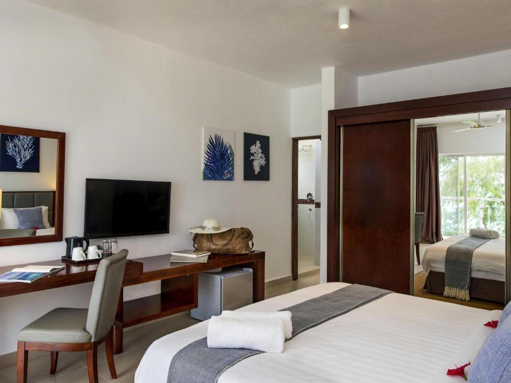 Nungwi Dreams by Mantis viesnīcas numurs ar modernu interjeru.