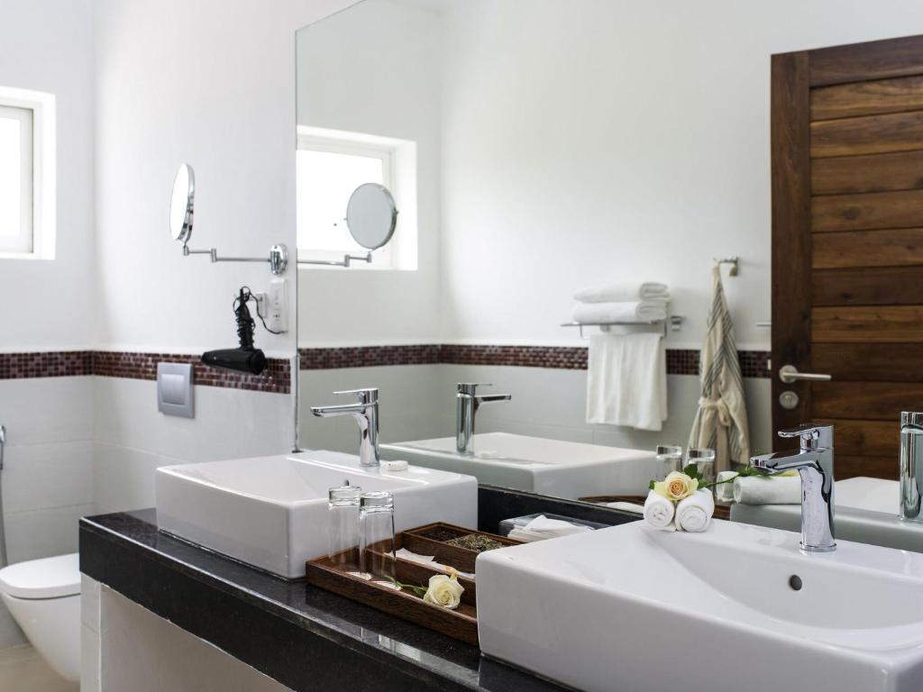 Elegants vannas istabas interjers viesnīcā Nungwi Dreams by Mantis.