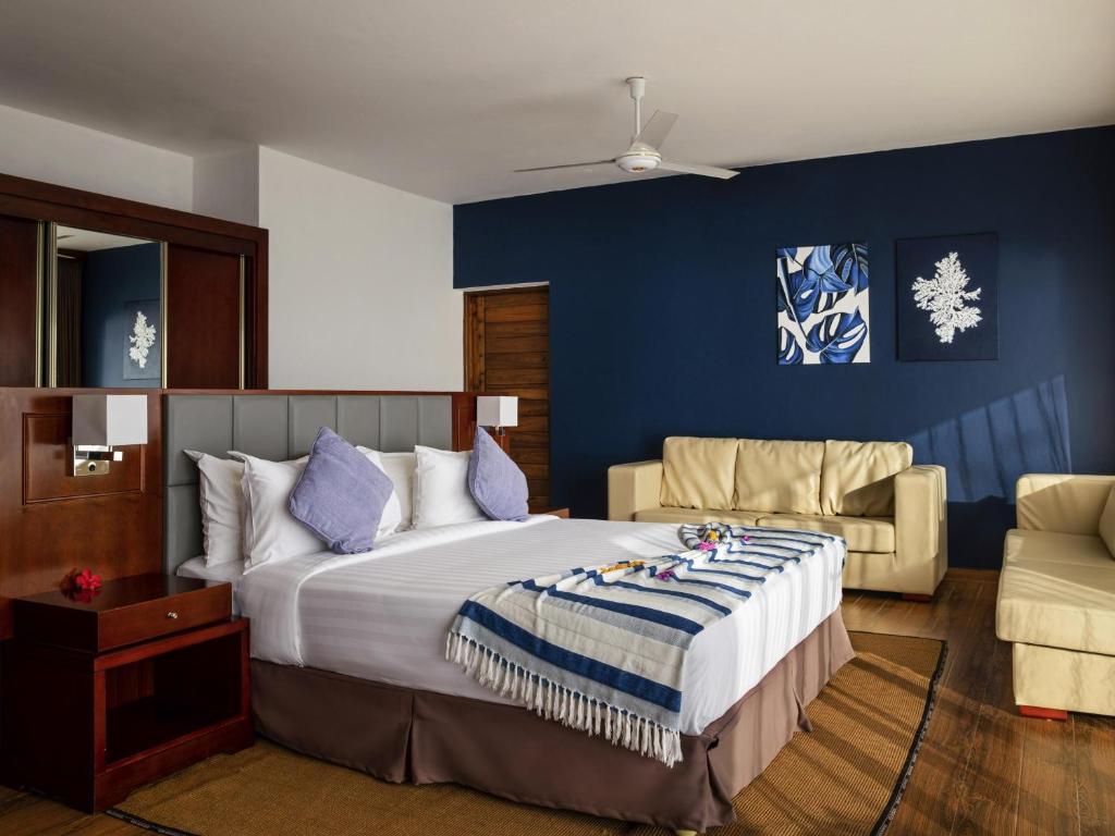 Elegants numurs Nungwi Dreams by Mantis ar mūsdienīgu interjeru.