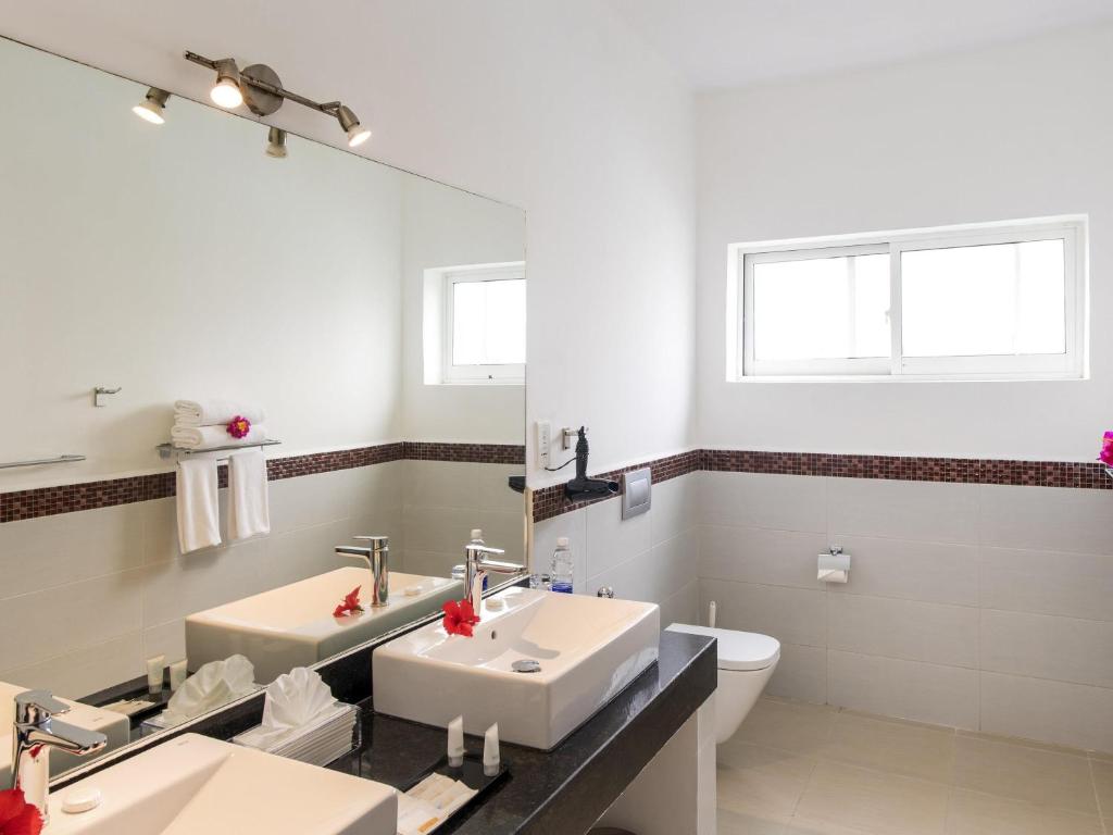 Nungwi Dreams by Mantis vannas istaba ar modernu dizainu.